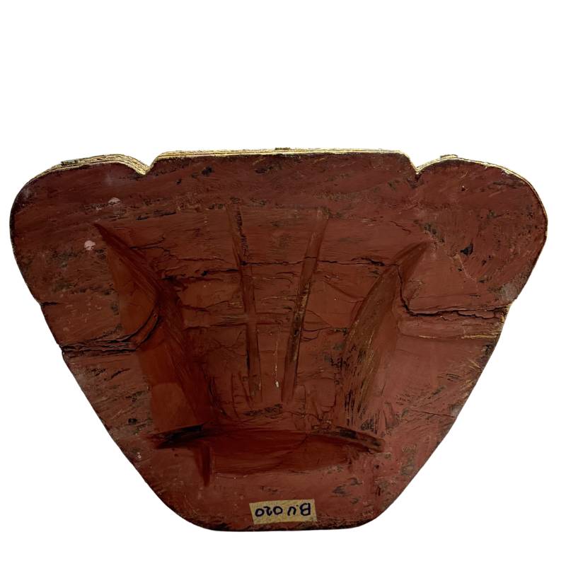 Direkter Blick auf den professionell hohlgeschnitzten Teakholzsockel mit dem originalen zinnoberroten Lack und dem historischen Sammleretikett mit der Sammlungsnummer B.U. 020.