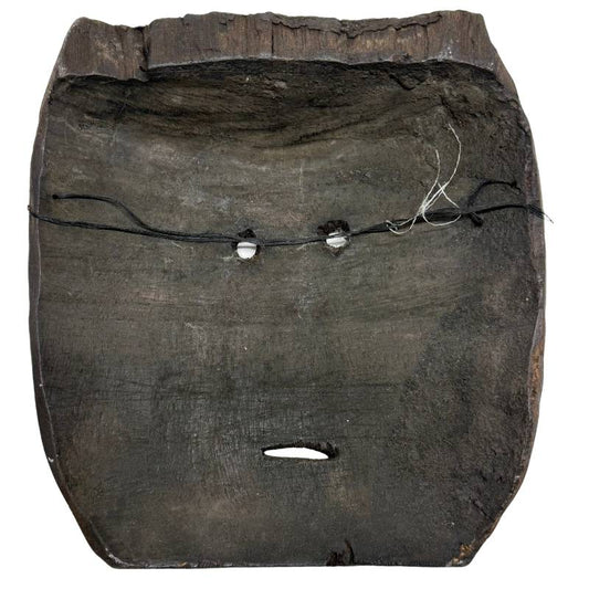 Die handgeschnitzte Rückseite der hölzernen kongolesischen Pere-Maske mit einer nachweislich fettigen, organischen Abnutzungspatina und Axtspuren.