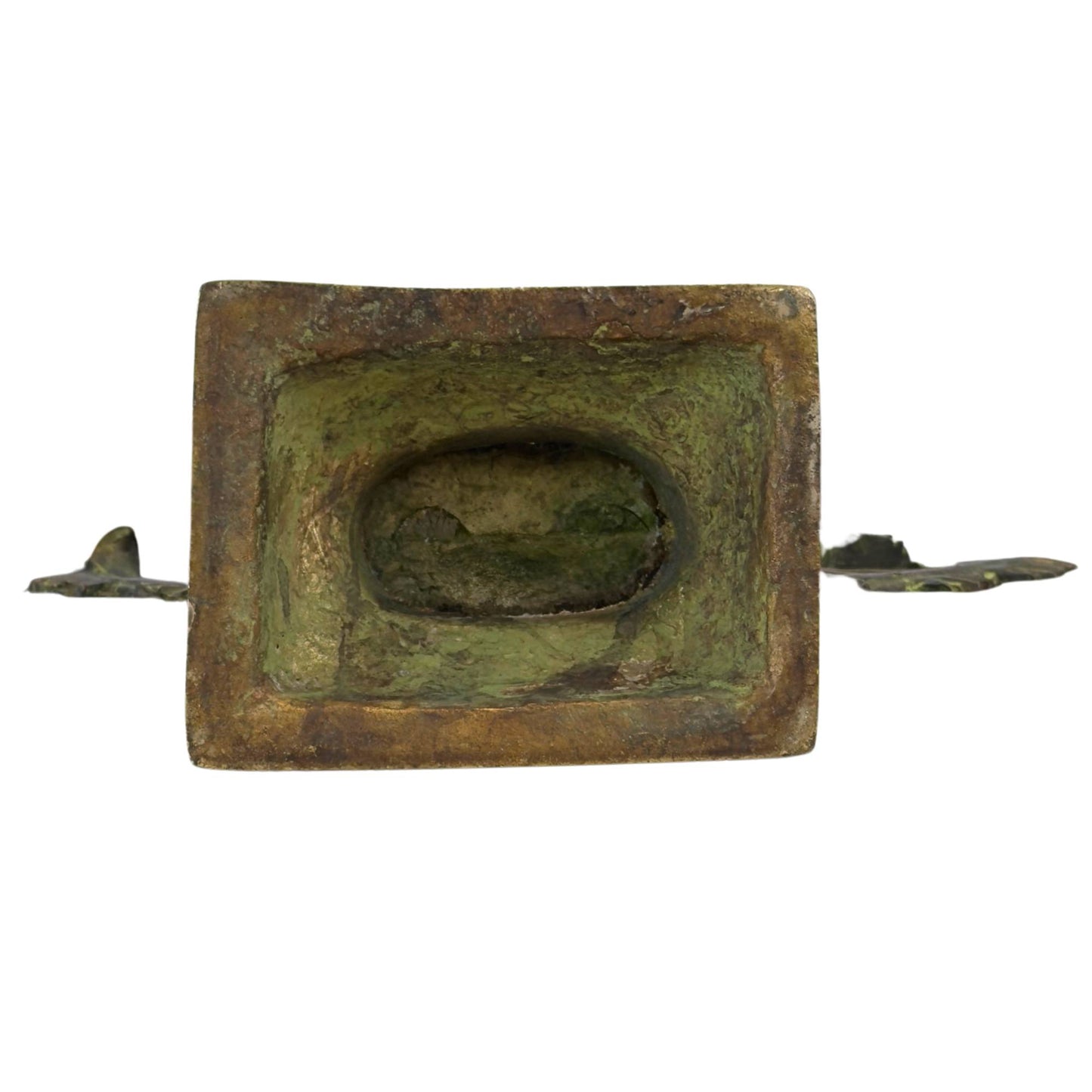 Boden und innerer Gusshohlraum der nepalesischen Bronzestatue mit authentischer Malachitpatina und manuellen Feilspuren am rechteckigen Sockelring.