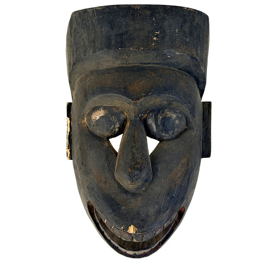 Detail der antiken nepalesischen Schamanenmaske mit vorgewölbten Augen, langer Nase und Zähnen