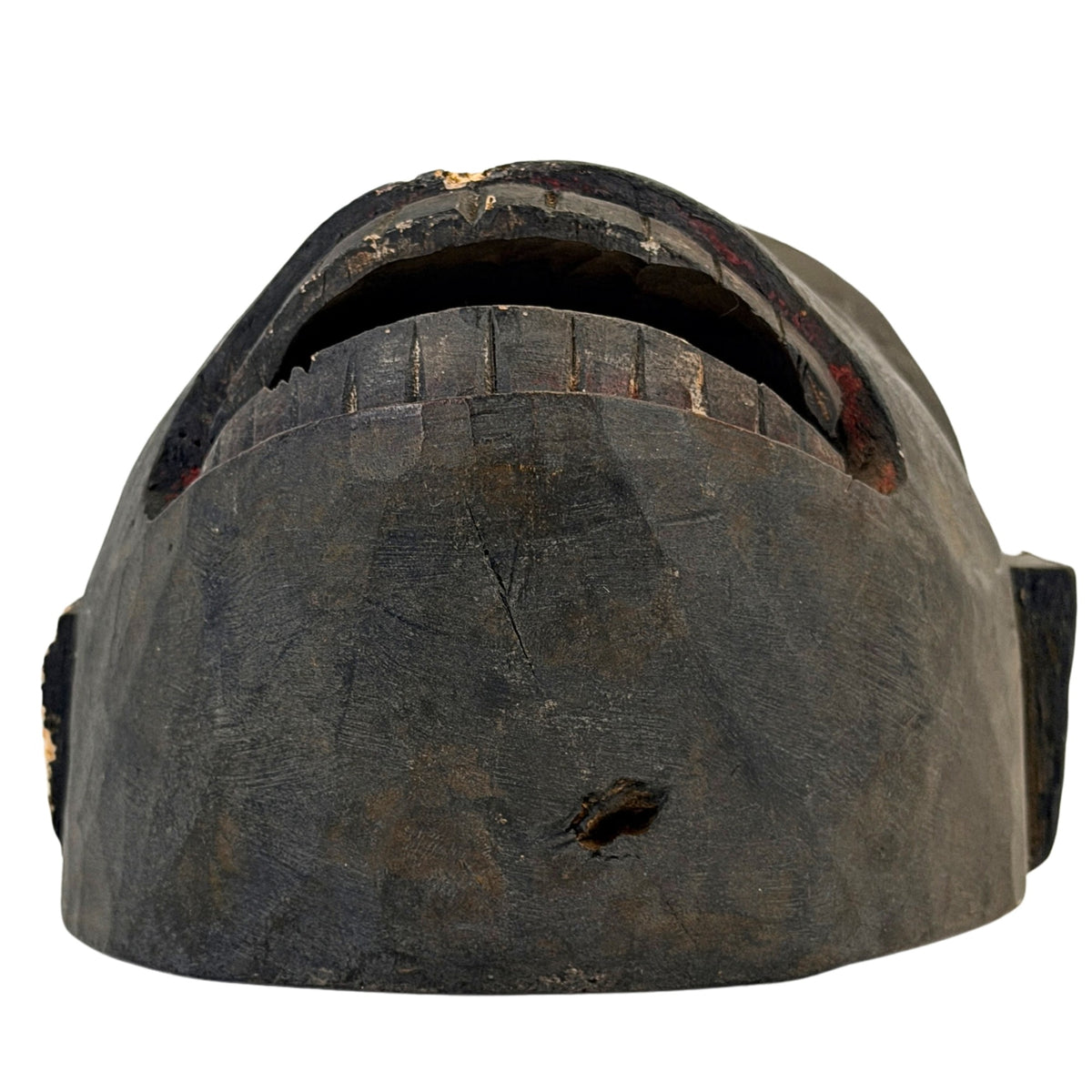 Unterseite der antiken nepalesischen Schamanenmaske mit breitem Mund und altem Abrieb