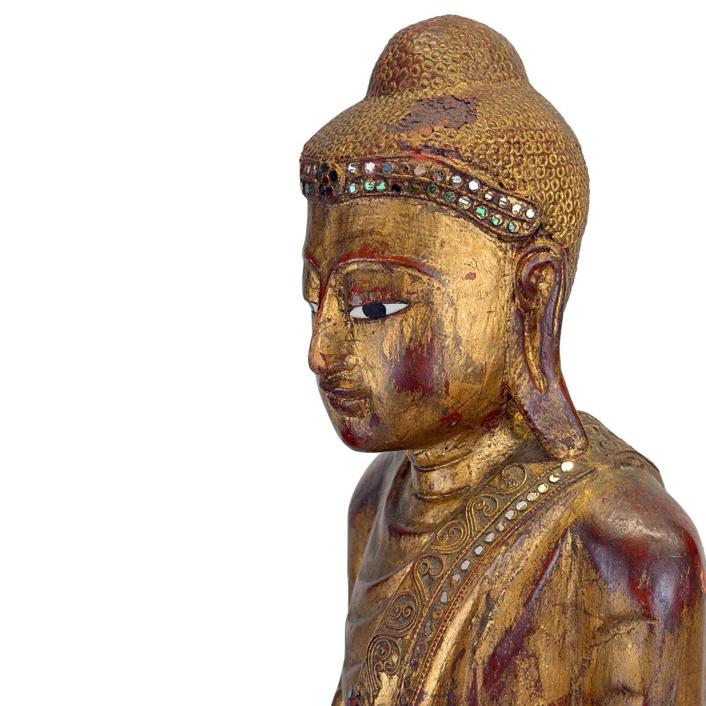 Dreiviertelseitenansicht des Buddha-Kopfes, auf der die Hmankazi-Glaseinlagen auf dem Stirnband und die authentische Vergoldung deutlich zu erkennen sind.