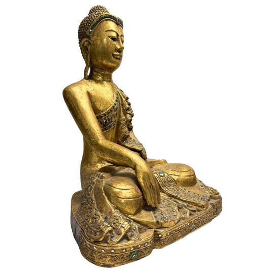 Schräge Vorderansicht der rechten Seite der Buddha-Statue aus massivem Teakholz, die die breite, stabile Sitzhaltung und das Thayo-Relief zeigt.