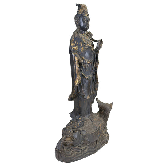 Antike Guanyin-Figur aus Drachenfischwasser, gefertigt aus lackiertem Holz mit Resten alter Vergoldung.