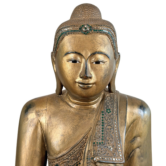 Detail von Gesicht und eingelegten Augen des antiken Mandalay-Buddha