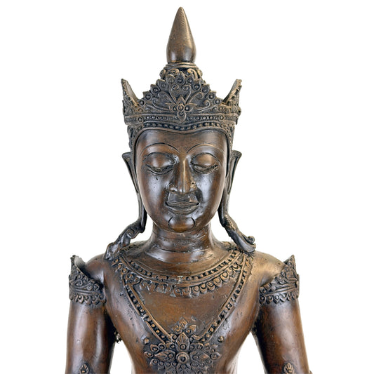 Porträt des antiken thailändischen Buddha mit reich verzierter Krone