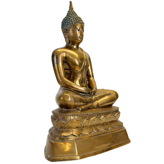Thaise Shakyamuni Buddha leicht geneigt rechts.
