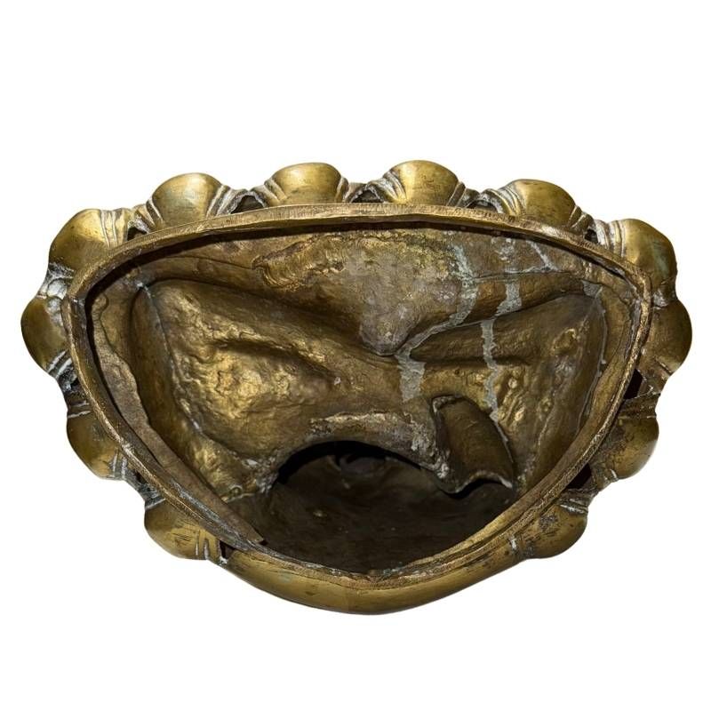 Antiker, feuervergoldeter Buddha auf einem Lotussitz in traditioneller Form