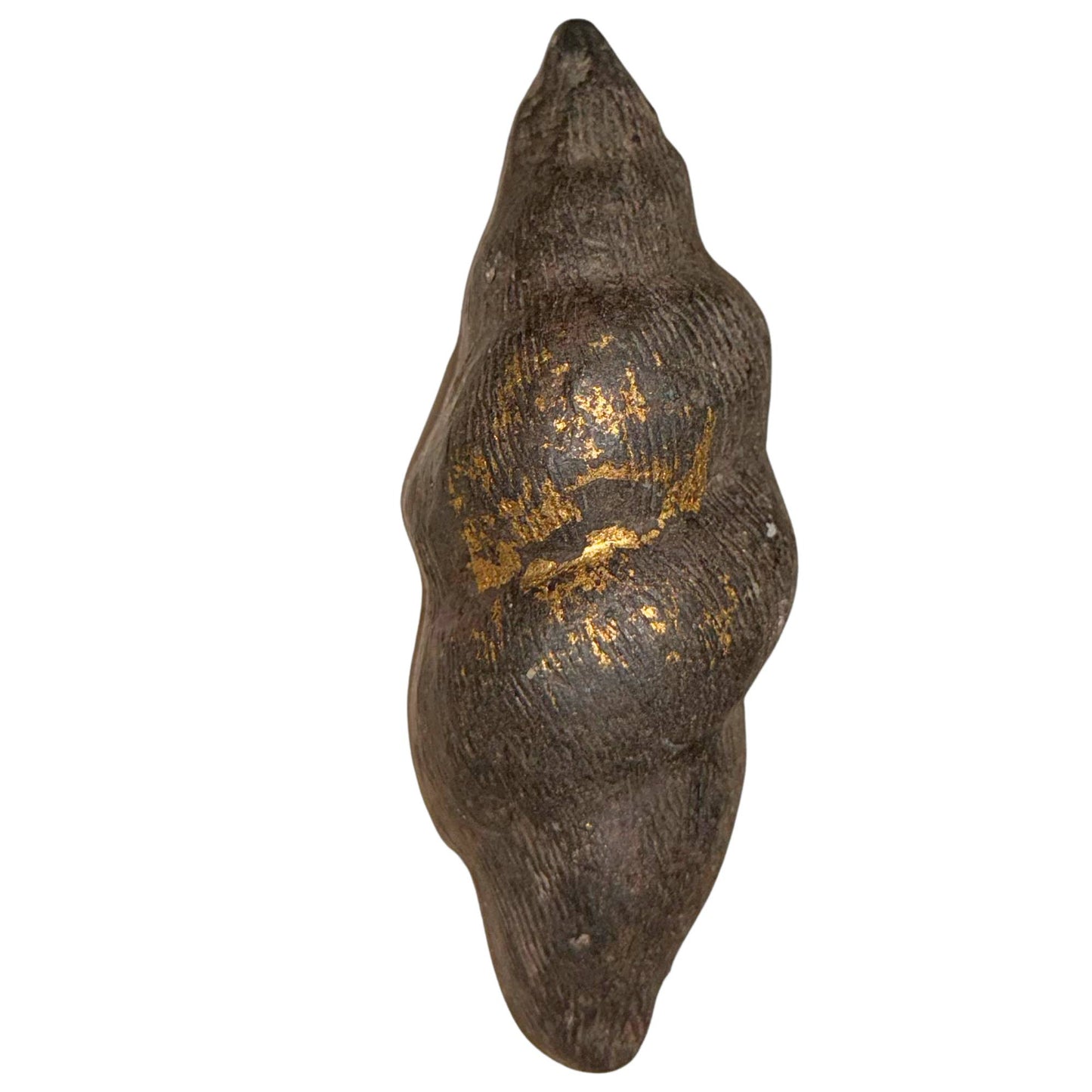 Prüfung einer archaischen Buddha-Statue mit Blattgold und tiefer Patina