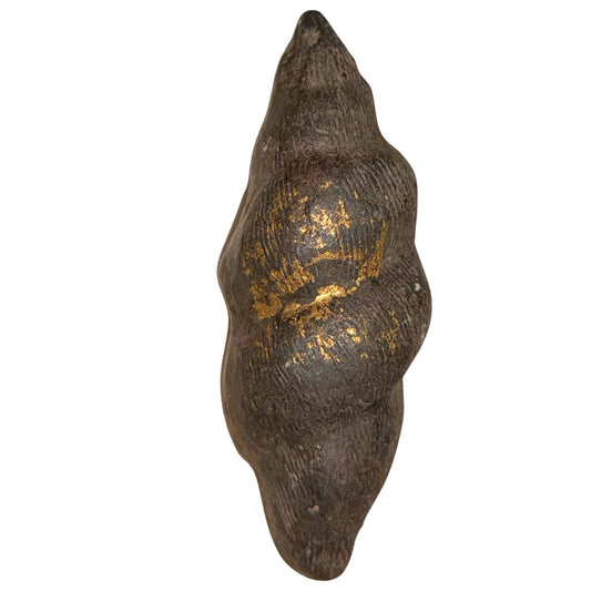 Prüfung einer archaischen Buddha-Statue mit Blattgold und tiefer Patina