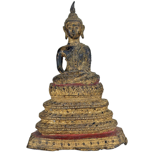 Authentischer thailändischer Naga-Buddha mit roten Lackakzenten und vergoldetem Tempelsockel