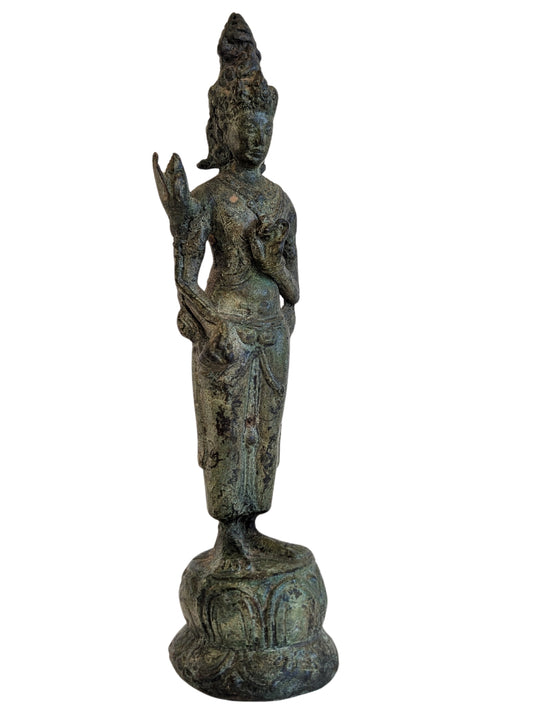 Stehende Bronzestatue des Bodhisattva Avalokiteshvara mit Lotusblume auf der Schulter
