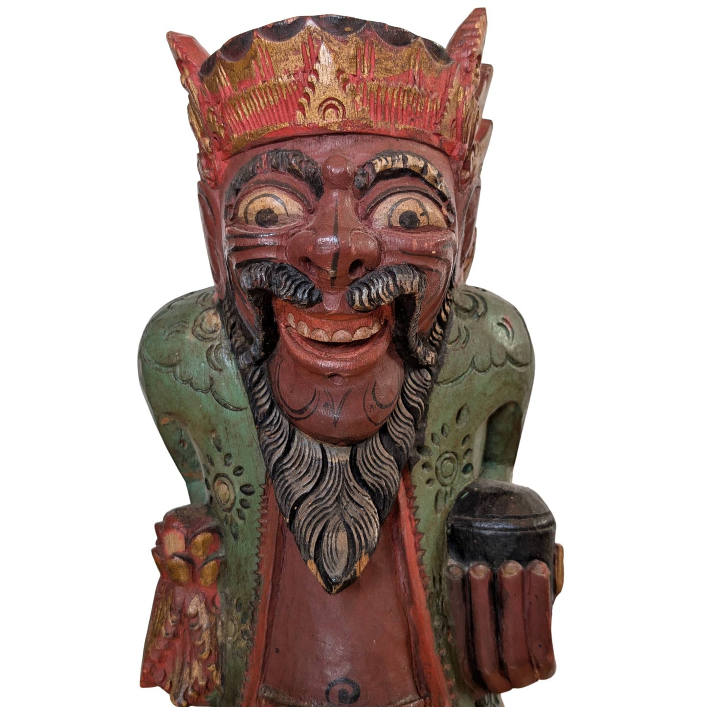 Die balinesische Tempelwächterfigur ist als dekoratives Element auf einem Sideboard dargestellt.