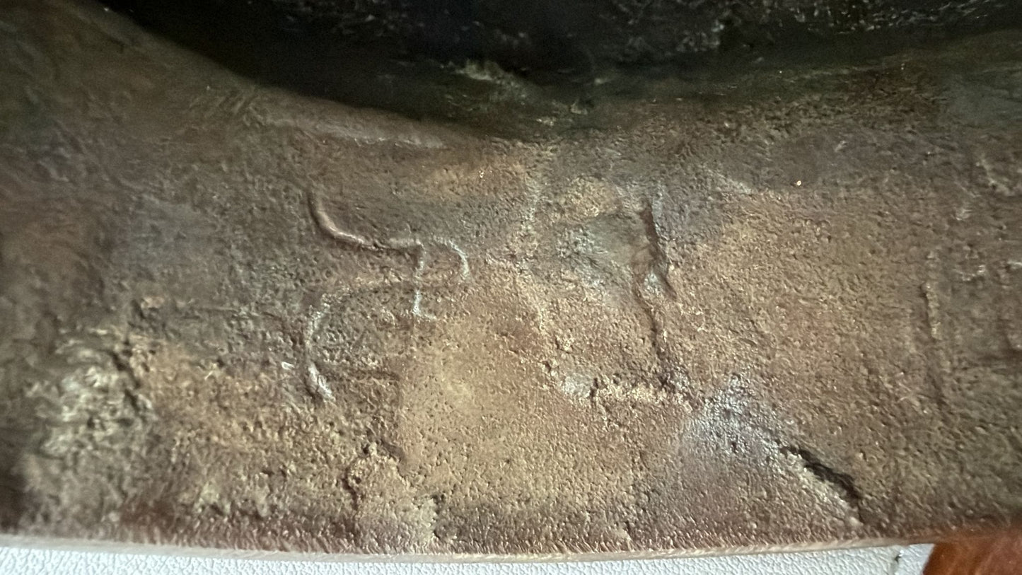 Alter Buddha mit inneren Markierungen.