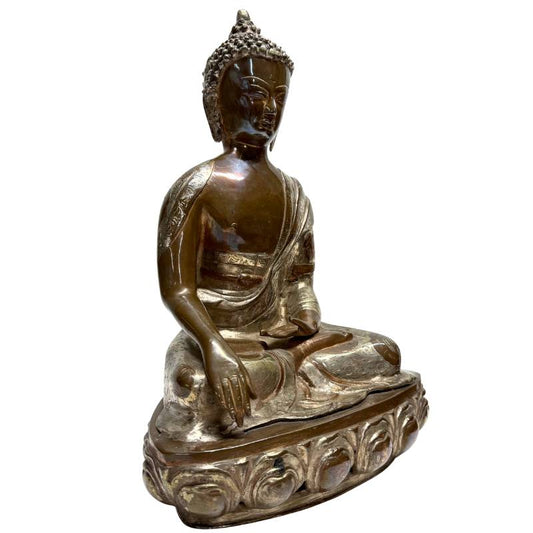 Buddha-Statue aus Bronze, Bhumisparsha-Mudra, Lotussockel, Gravurdetail