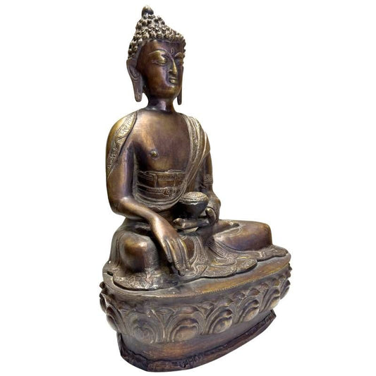 Vorderansicht eines antiken Medizinbuddhas aus Bronze mit natürlicher Patina