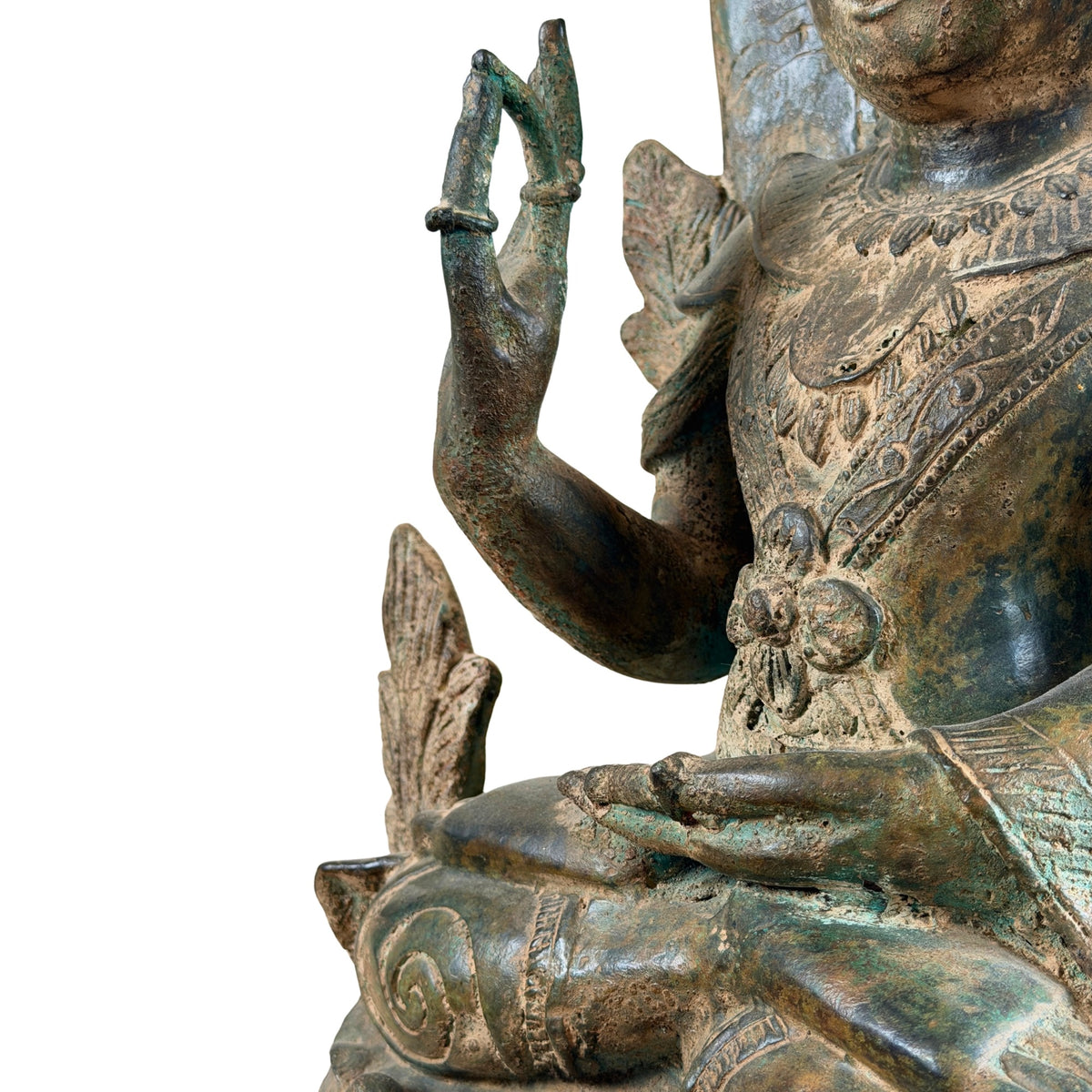 Detail van de vitarka mudra, borstornamentiek en linkerhand in de schoot