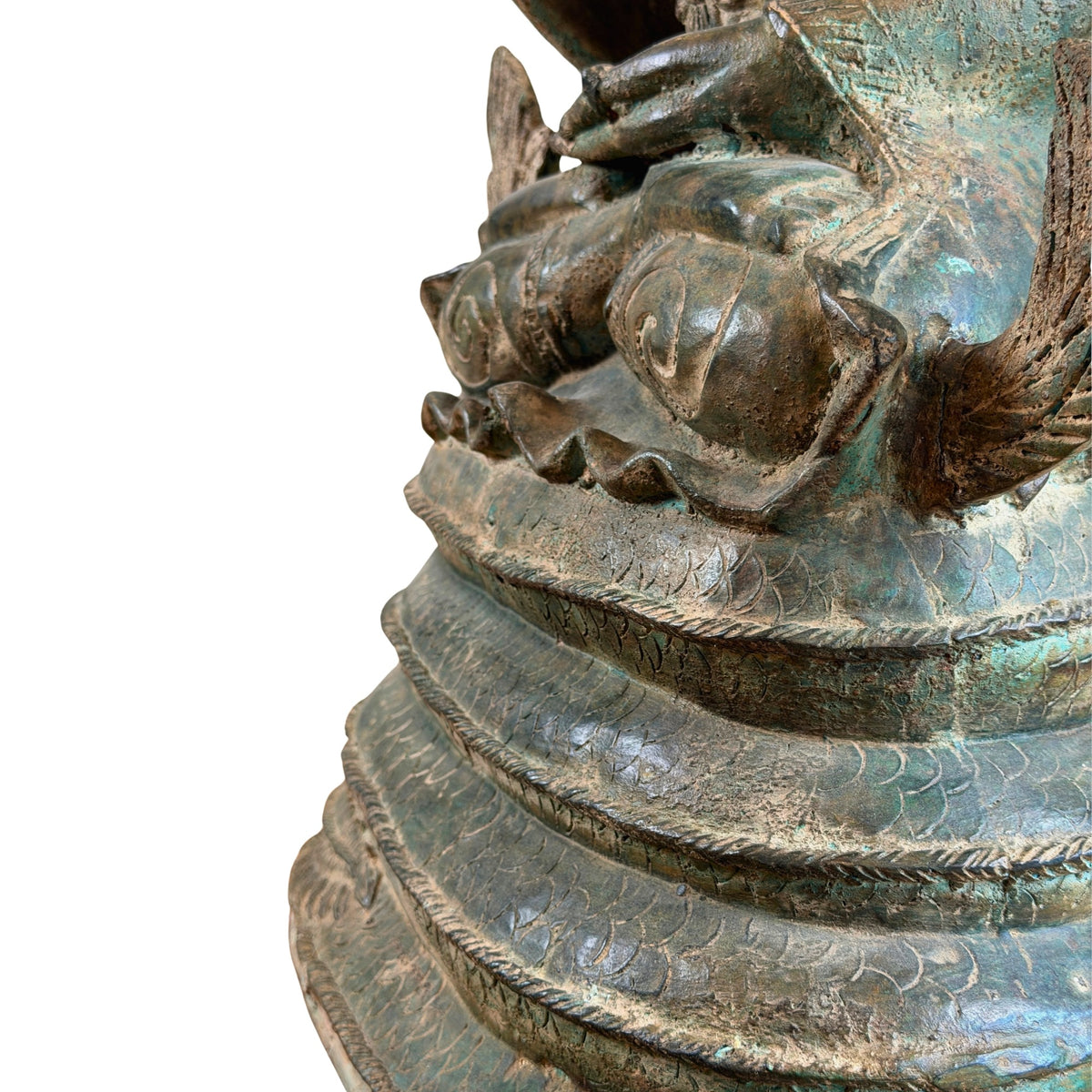 Detail der gewundenen Naga-Basis mit gravierten Schuppenmotiven und lotusförmigem Sitz
