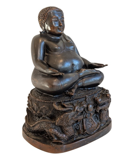 Unterseite einer chinesischen Buddha-Statue aus Bronze aus dem 19. Jahrhundert mit sichtbaren Überresten eines alten Kerns.