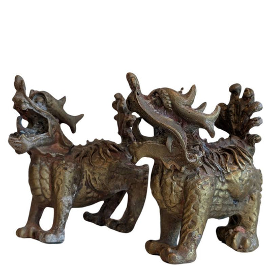 Chinesische Bronze-Foo-Hunde, die als Tierfiguren ausgeführt wurden