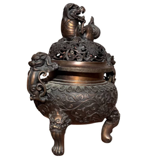 Chinesischer Räuchergefäß aus Bronze mit durchbrochenem Deckel
Räuchergefäß aus Bronze mit durchbrochenem Deckel