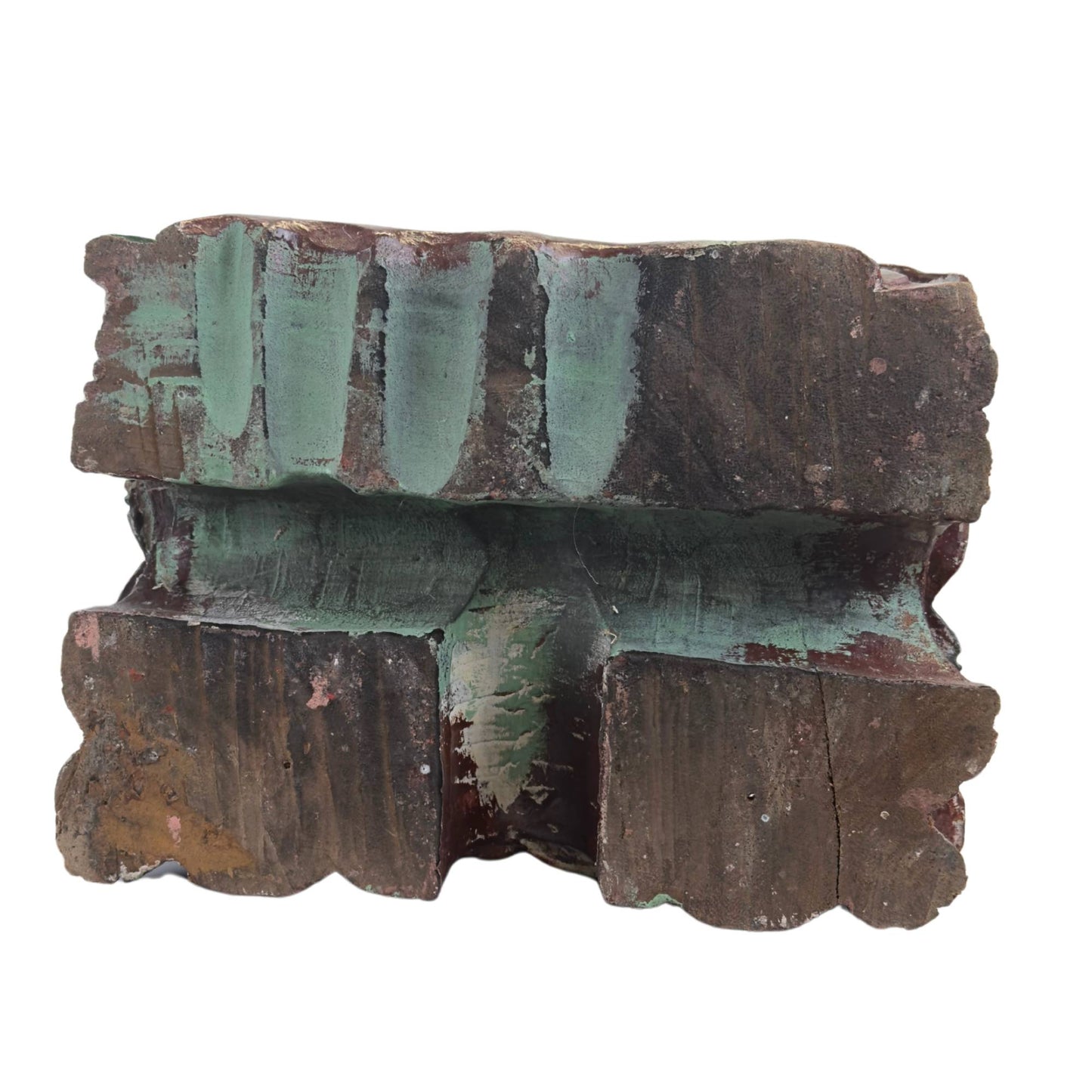 Ansicht von unten auf die Skulptur, die den massiven, grob bearbeiteten Teakholzsockel mit historischen Meißelspuren und originalen Pigmentresten zeigt.