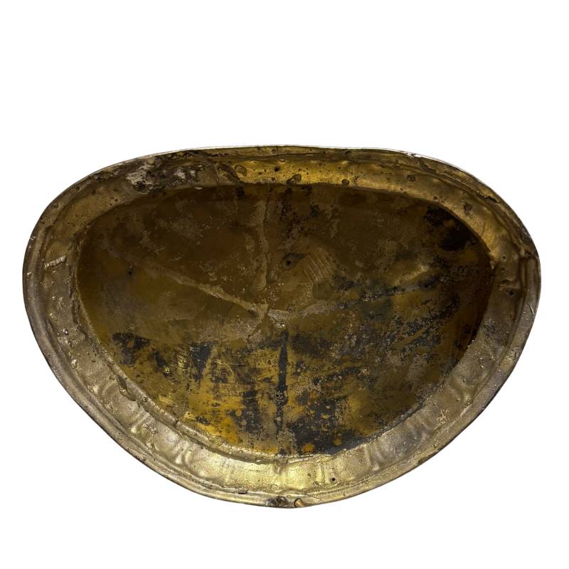 Kontrast zwischen versilbertem Korpus und goldenem Lotusrand, historischer Mischmetalleffekt.