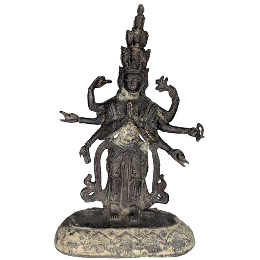 Detail der größten Sahasrabhuja-Figur mit tausend Armen und Feuervergoldung.
