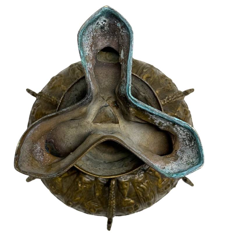 Detail einer alten Vergoldung an einem thailändischen Bronzereliquiar