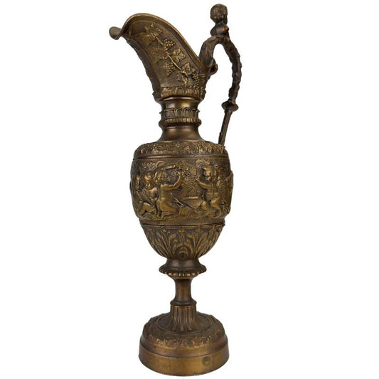 Europäischer Zierkrug aus Bronze mit Puttenfiguren und reichhaltigen Details