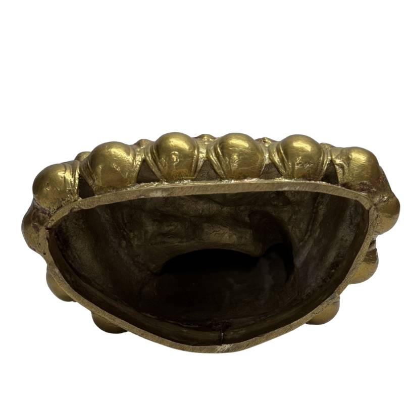 Detaillierte, gravierte Buddha-Statue für Meditation und spirituelle Innenräume.