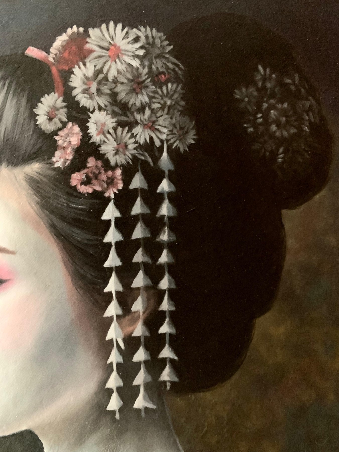 Nahaufnahme einer japanischen Haarverzierung mit Gänseblümchen und Kanzashi von einem spanischen Meister.