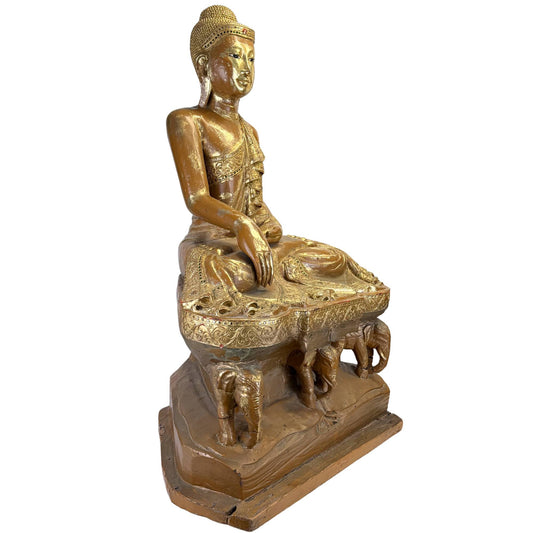 Großer antiker burmesischer Buddha auf einem erhöhten Thron mit Elefanten, Lackgold und reich verzierten Gewändern