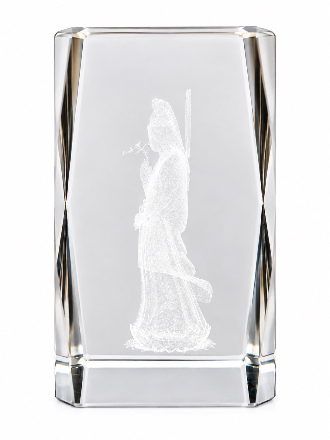 Seitenansicht der 3D-lasergravierten Guanyin in optischem Kristallglas mit Blüte in der Hand