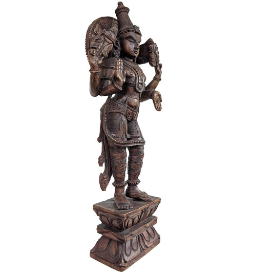 Vishnu dargestellt mit der Shanka-Muschel und dem Chakra-Diskus.