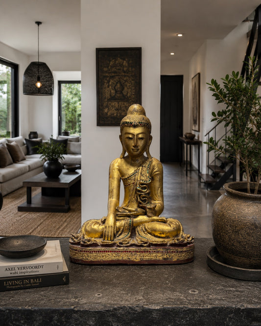 Mandalay-Buddha mit kleinen Spiegelglasdetails, die an burmesische Tempelkunst erinnern