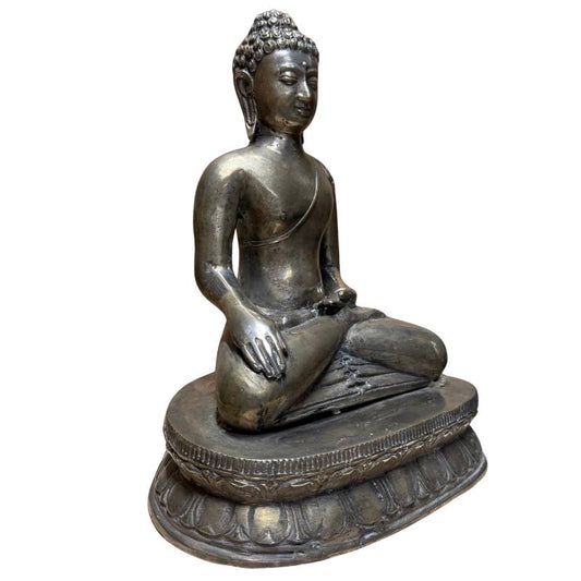 Die Buddha-Statue aus verschiedenen Metallen besticht durch den Kontrast zwischen dem silbernen Körper und der goldenen Lotusblüte.