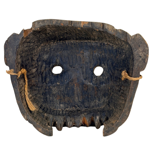 Rückseite der nepalesischen Holz-Schamanenmaske mit alten Seilresten und tiefer Aushöhlung