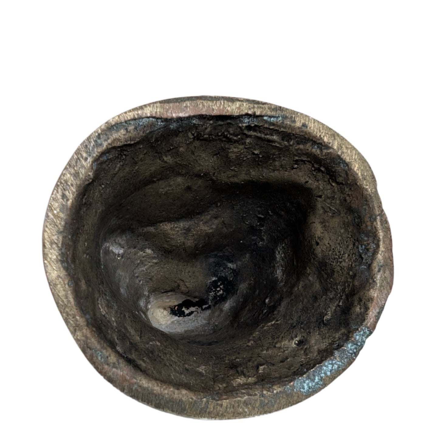 Die hohle Unterseite der handgegossenen Buddha-Figur aus Messing.