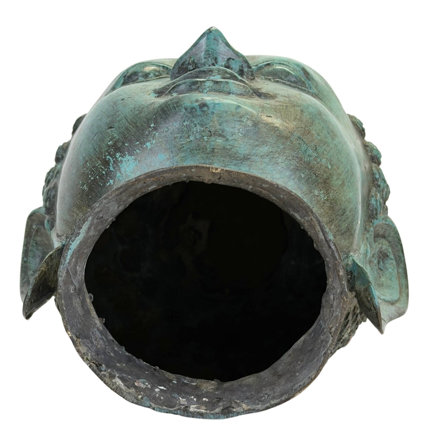 Offene Unterseite des Buddha-Kopfes aus Bronze mit sichtbarer Gusstechnik