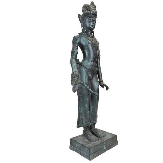 Alte Bronzestatue einer asiatischen Tempelfigur mit natürlicher Patina