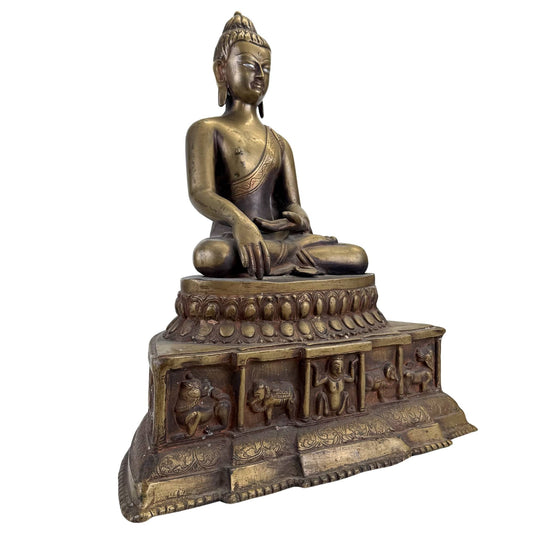 Früher Himalaya-Buddha mit reich verziertem Thronsockel und alter Tempelpatina
