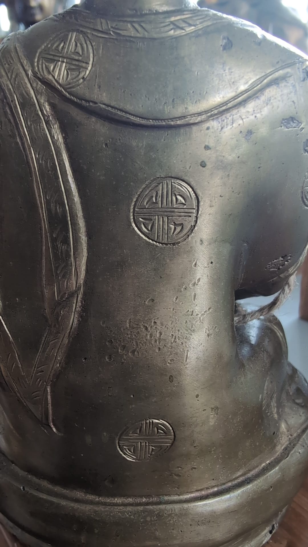 Chinesische Buddha-Statue aus Bronze aus der Qing-Zeit mit Langlebigkeitsmotiven