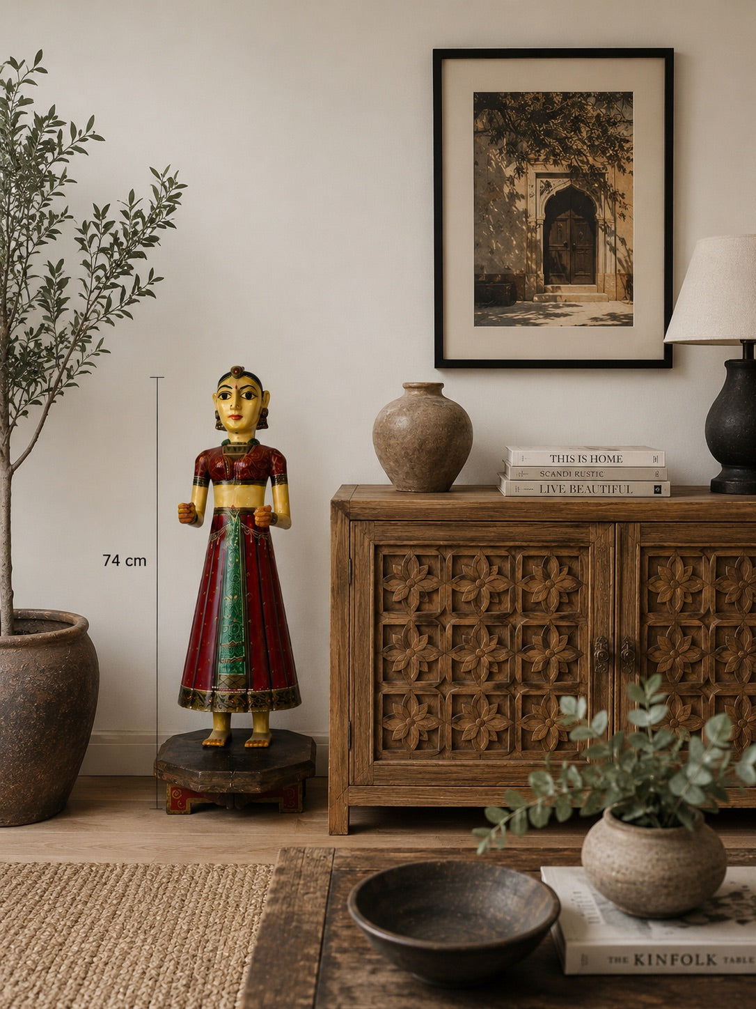 Detail einer Rajasthani-Brautstatue mit roter, goldener und grüner Bemalung auf handgeschnitztem Holz