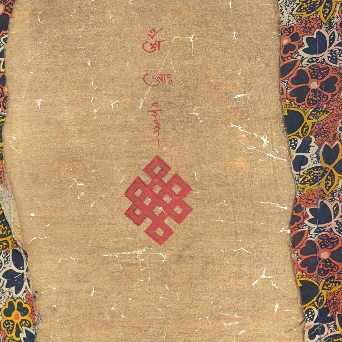 Forensische Textiluntersuchung der Thangka, die die Leinwand, die rote Tinte und den maschinell hergestellten Blumenstoff zeigt.