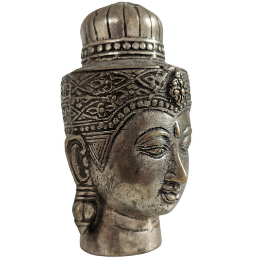 Dreiviertelansicht des Buddha-Kopfes mit Fokus auf die heiteren Gesichtszüge.