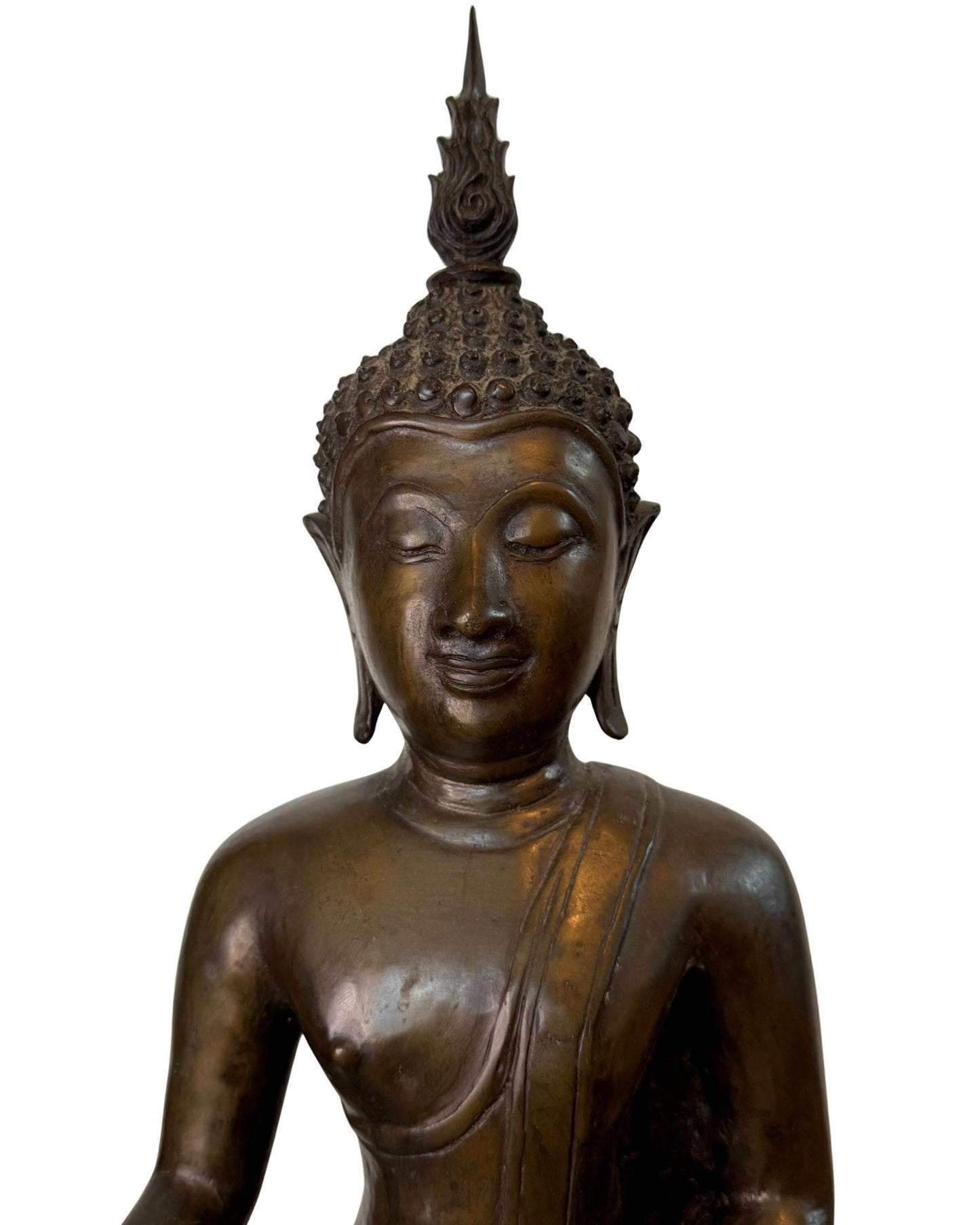 Große und schwere Buddha-Bronzestatue aus einem Tempel in Thailand, die den Innenraum eines Tempels bildet