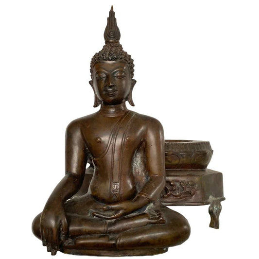 Thailändische Buddha-Bronzestatue auf Lotussockel zur Meditation