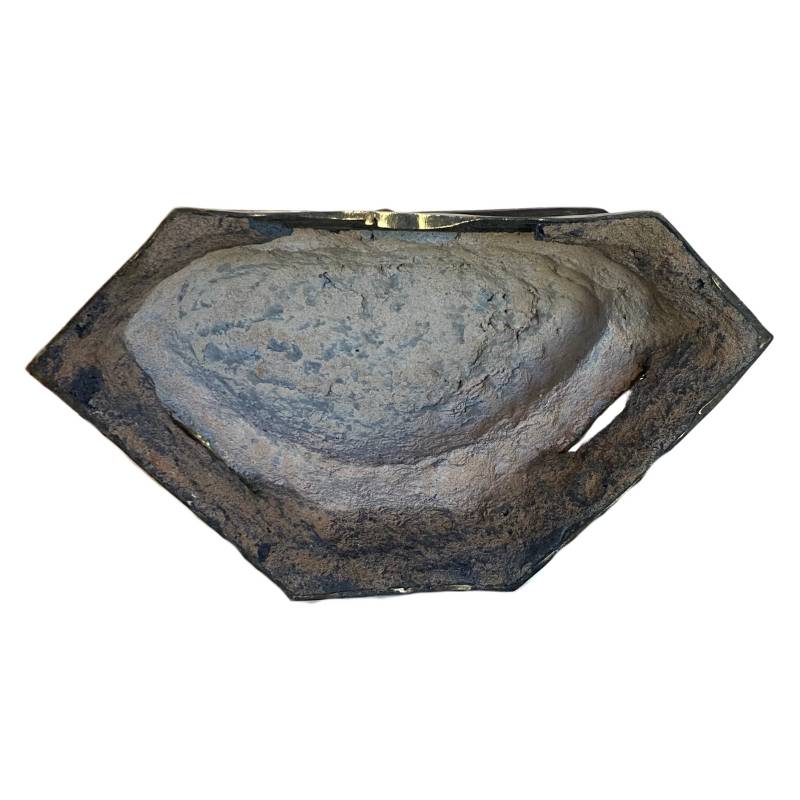 Thailändischer Bronze-Buddha in Bhumisparsha-Mudra mit antikem Tempelcharakter