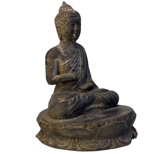 Tibetische Buddha-Statue aus Bronze mit tiefer Patina und historischen Beschädigungen